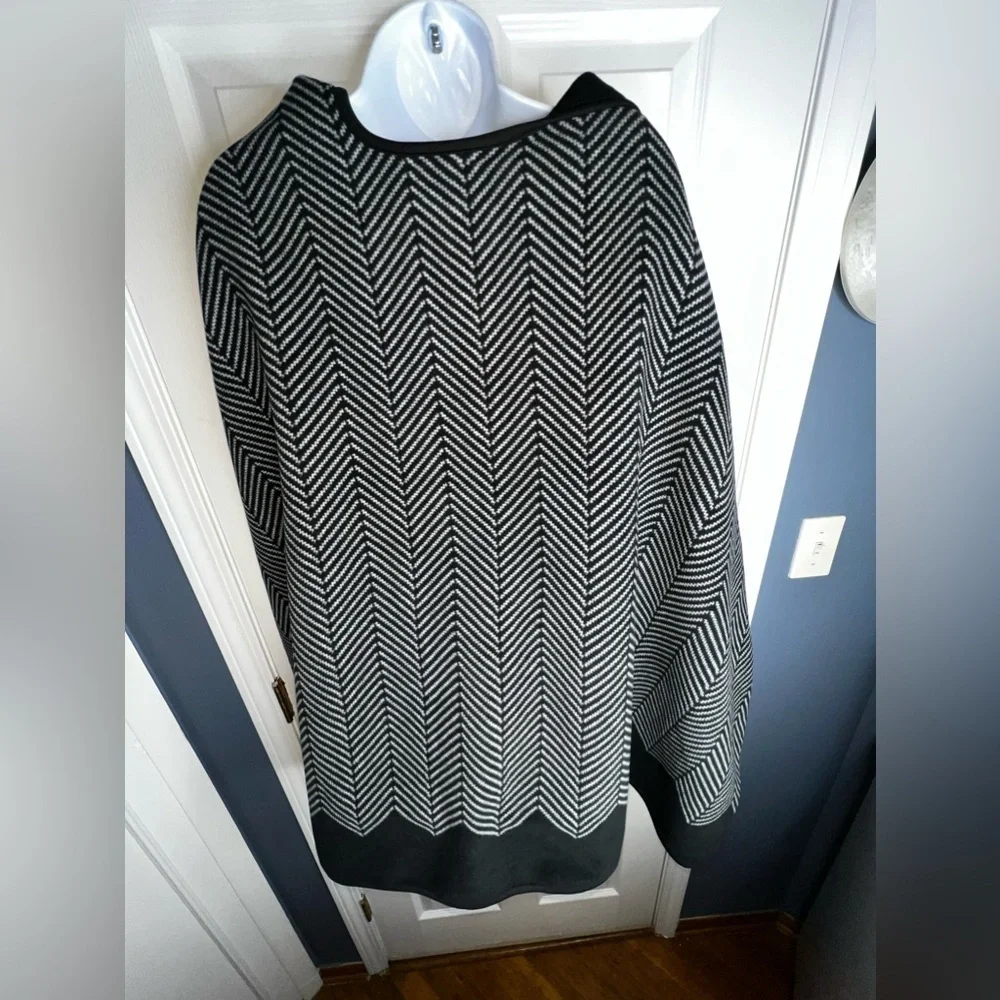 Ike Behar One Size Black Soft Geometric Fleece Ruana Wrap Poncho Sweater OS